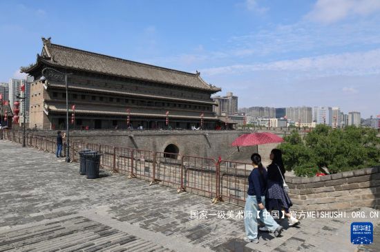 游客在西安城墙上游览.jpg